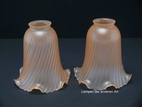 Jugendstil Lampenschirm gebraucht, im Set - bestehend aus 2 gleichen Lampengläsern, antikes reliefiertes Glas, lachsfarben, schwingender Plissee, Nostalgie Ersatzschirm D: ca.14cm, H: ca.14cm, Glashalter Griffrand 6cm
