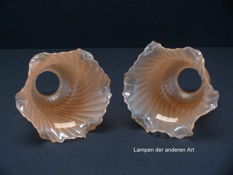 Jugendstil Lampenschirm gebraucht, im Set - bestehend aus 2 gleichen Lampengläsern, antikes reliefiertes Glas, lachsfarben, schwingender Plissee, Nostalgie Ersatzschirm D: ca.14cm, H: ca.14cm, Glashalter Griffrand 6cm, von unten