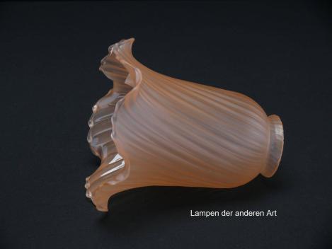 Jugendstil Lampenschirm gebraucht, im Set - bestehend aus 2 gleichen Lampengläsern, antikes reliefiertes Glas, lachsfarben, schwingender Plissee, Nostalgie Ersatzschirm D: ca.14cm, H: ca.14cm, Glashalter Griffrand 6cm, seitlich