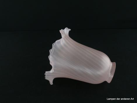 Jugendstil Lampenschirm gebraucht, rosa satiniertes Glas,Tulpenform, leicht aufgebogener Rand, gezackt, Wandung innen reliefiert, senkrecht strahlenförmig gedreht, Nostalgie Ersatzschirm D: 14cm, H: 15cm, Glashalter Griffrand 6cm, liegend