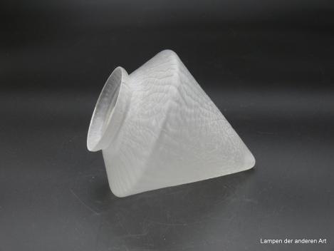 Jugendstil Lampenschirm gebraucht, Spitzkegel satiniert grau, lederartig genarbte reliefierte Oberfläche, Ersatzglas D: 14cm, H: 17cm, Griffrand 8cm, liegend