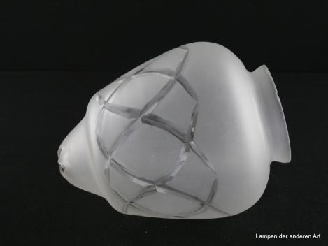 Jugendstil Lampenschirm gebraucht, Klarglas satiniert, Zapfenform, in der unteren Wandungszone einmal gestuft, Abschluss mit Blume, umlaufender Kerbschliff aus sich überlappenden fast kreisrunden Gebilden, Ersatzschirm, Glashalter 8cm, liegend
