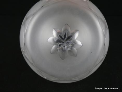 Jugendstil Lampenschirm gebraucht, Klarglas satiniert, Zapfenform, in der unteren Wandungszone einmal gestuft, Abschluss mit Blume, umlaufender Kerbschliff aus sich überlappenden fast kreisrunden Gebilden, Ersatzschirm, Glashalter 8cm, Detail Blume