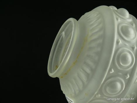 Jugendstil Lampenschirm gebraucht, geschlossenes Glas grau satiniert, reliefierte Oberfläche, Nostalgie Ersatzglas D: ca.14cm, H: ca.17cm,  Achtung Glashalter schief
