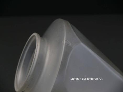 Jugendstil Lampenschirm gebraucht, antikes geschlossenes Glas, satiniert grau, spitz zulaufende Zapfenform, kantige Wandung, Nostalgie Ersatzschirm D: ca.14cm, H: ca.18cm, Griffrand 8cm, Detail herstellungsbedingte Blase