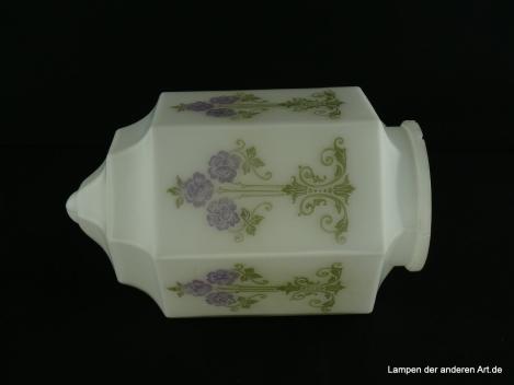 Jugendstil Lampenschirm gebraucht, Glas opal weiß, gekantet, auf allen Flächen schwungvolle Linien, florale Motive, grün und violett, Ersatzglas für alte Leuchten, D: ca.15cm, H: ca.23cm, Glashalter Griffrand 10cm, liegend