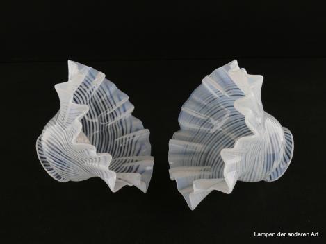 2-er Set Jugendstil Lampenschirm gebraucht, Fadenglas weiß und klar, Fäden verlaufen diagonal über die gesamte Wandung, aufgezogene florale Formung, Nostalgie Ersatzglas für alte Lampen, D: ca. 14cm, H: ca.9cm, Glashalter Griffrand 6cm, liegend