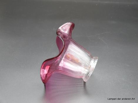 Jugendstil Lampenschirm gebraucht, Klarglas mit ausgestelltem gewellten Rand in rot, D: 14cm, H: 11,5cm , Griff-Rand 6cm liegend