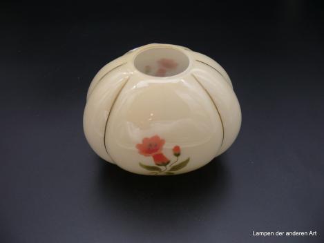Art Deko Lampenschirm gebraucht, Glas hellgelb mit Blumendekor stilisierte Fuchsienblüte, bauchige Form, vertikal ausgebogte Wandung, Abgrenzung mit grüner Linie betont, Ersatzglas D: 14cm, H: 11cm, ohne Griffrand, Loch 45mm