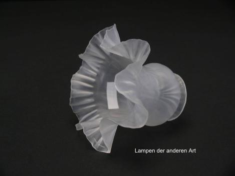 Jugendstil Lampenschirm gebraucht, satinierter Grund, stilisierte Blüte, Nostalgieglas, antiker Ersatzschirm, D:  ca. 14cm, H: ca.11cm, Glashalter Griffrand 6cm, von unten