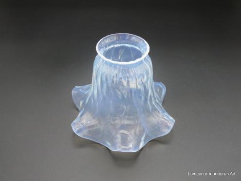 Jugendstil Lampenschirm original, gebraucht, der Form eines schlanken Blütenkelches nachempfunden, aus leicht milchigem Glas, wabenartiger leicht reliefierter Grund, Nostalgie Ersatzglas D: 14cm, H: 11cm, Griffrand 6cm