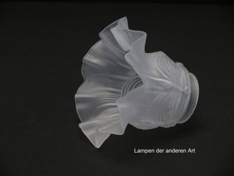 Jugendstil Lampenschirm gebraucht, satiniertes Glas, zylindrischer Hals, verziert mit aufgeworfenen Volants, Wellenrand gekniffen, Nostalgie Ersatzglas für alte Lampen D: ca.14cm, H: ca.11cm, Glashalterand Griffrand Ø 6cm, seitlich