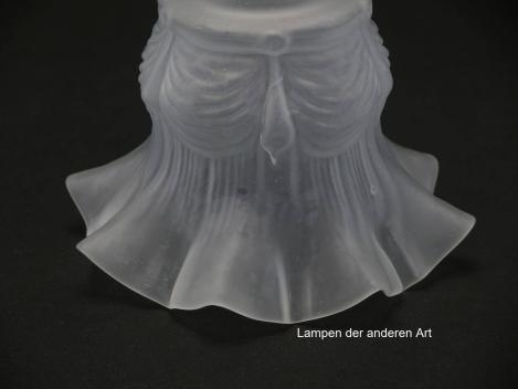 Jugendstil Lampenschirm gebraucht, satiniertes Glas, zylindrischer Hals, verziert mit aufgeworfenen Volants, Wellenrand gekniffen, Nostalgie Ersatzglas für alte Lampen, Griffrand Ø 6cm, Spannungsriss im Glas - aber nicht kaputt
