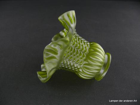 Jugendstil Lampenschirm gebraucht, Glas satiniert, durchgängig grüne Farbgebung, naturalistisch gestaltete Wandung, stilisierte Wassertropfen erzeugen im Mittelteil ein interessantes erhabenes Muster, Nostalgieglas, Griffrand 6cm, seitlich