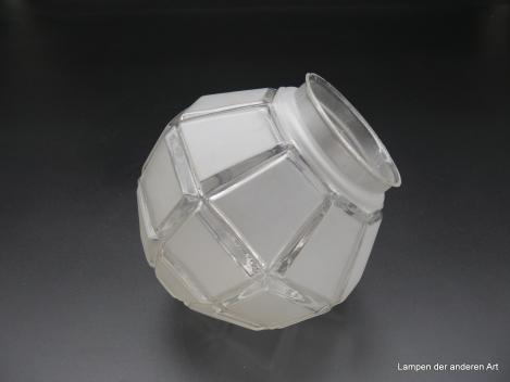 Art Deco Lampenschirm gebraucht, Kugelglas mit Prismen, satinierte Flächen, Ersatzschirm  D: 14cm,  H: 15cm , Griffrand 8cm liegend
