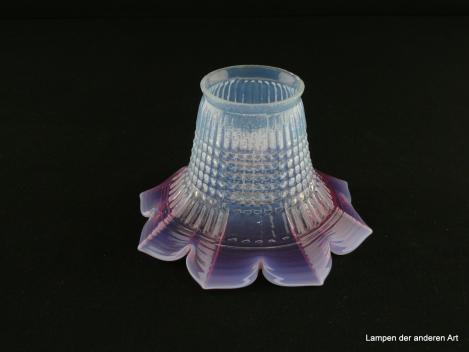 Jugendstil Lampenschirm gebraucht, Glas, milchig weißer zylindrischer Schaft, stilisierte Blütenblätter, spitz zulaufend als Abschlussrand, rosa unterlegt, Nostalgie Ersatzglas für alte Lampen D: 15cm, H: 9cm, Glashalterand Griffrand 6cm