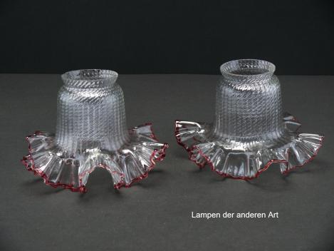 2-er Set Jugendstil Lampenschirm gebraucht, gerader Glaszylinder Klarglas, Oberfläche reliefiert, aufgezogener stark gekniffener Rand, extra aufgelegter Glasfaden in rot als Abschluss, Ersatzglas, D: ca.15cm, H: ca.10cm, Glashalter Ø 6cm