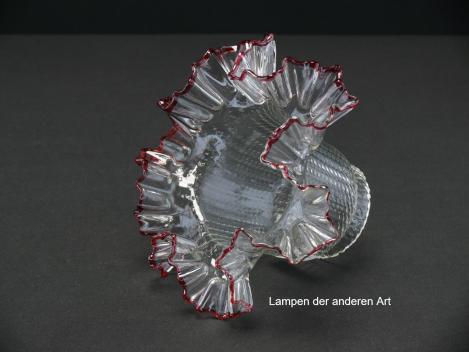 Preview: 2-er Set Jugendstil Lampenschirm gebraucht, gerader Glaszylinder Klarglas, Oberfläche reliefiert, aufgezogener stark gekniffener Rand, extra aufgelegter Glasfaden in rot als Abschluss, Ersatzglas, D: ca.15cm, H: ca.10cm, Glashalter Ø 6cm, einzeln liegend