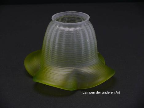 antiker Jugendstil Lampenschirm, satinierter Grund, schlichte geschwungene Form, Oberfläche Rillen, grüner ausgestellter Rand, Nostalgie Ersatzglas, D: ca.15cm, H: ca.10cm, Glashalter Griffrand 6cm