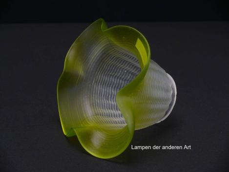 antiker Jugendstil Lampenschirm, satinierter Grund, schlichte geschwungene Form, Oberfläche Rillen, grüner ausgestellter Rand, Nostalgie Ersatzglas, D: ca.15cm, H: ca.10cm, Glashalter Griffrand 6cm, von unten
