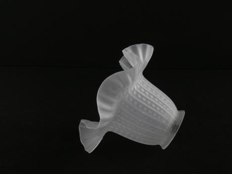 Jugendstil Lampenschirm gebraucht, Glas grau satiniert, zylindrische Form, Wandung reliefiert, Längsbänder mit Noppen, gekniffener in Wellen gelegter Rand, Nostalgie Ersatzschirm D: 15cm, H: 10cm, Glashalter Griffrand 6cm, liegend