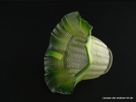 Jugendstil Lampenschirm gebraucht satiniert, zunehmende Farbintensität von der grauen Schulter über hellgrünen Zylinder bis zum satt grünen Rand, Ersatzglas für alte Lampen, D: ca.15cm, H: ca. 10cm, Glashalter Griffrand 6cm, ohne Beschädigungen, liegend