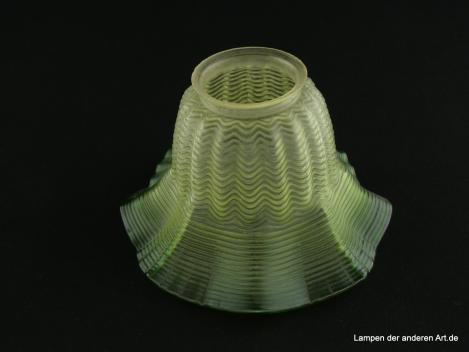 Jugendstil Lampenschirm gebraucht satiniert, zunehmende Farbintensität von der grauen Schulter über hellgrünen Zylinder bis zum satt grünen Rand, Ersatzglas für alte Lampen, D: ca.15cm, H: ca. 10cm, Glashalter Griffrand 6cm, ohne Beschädigungen