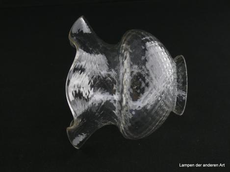 Jugendstil Lampenschirm gebraucht, Klarglas farblos, gestufter Aufbau, obere Wandungszone halbrunde Form, abgeschnürter ausgestellter gewellter Rand, Oberfläche leicht reliefiert, antiker Ersatzschirm D: ca. 13cm, H: ca.11cm, Griff Glashalter 6cm, liegend