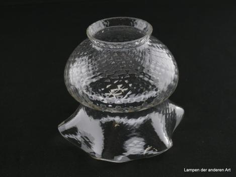 Jugendstil Lampenschirm gebraucht, Klarglas farblos, gestufter Aufbau, obere Wandungszone halbrunde Form, abgeschnürter ausgestellter gewellter Rand, Oberfläche leicht reliefiert, antiker Ersatzschirm D: ca. 13cm, H: ca.11cm, Griffrand Glashalter 6cm