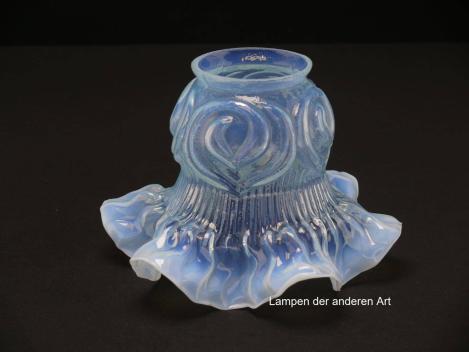 Jugendstil Lampenschirm gebraucht, antik, verspielte Aufmachung, balusterförmig aufgebaut, kugelförmiges Oberteil, übergehend in üppig gefalteten Rand, Glas milchig, Griffrand 6cm