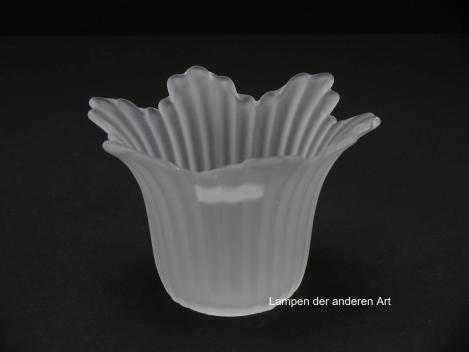 Jugendstil Lampenschirm gebraucht, Schirmkörper als schlanker Blütenkelch satiniert grau, vertikales nadelförmiges Relief läuft zum aufgetriebenen Rand in unterschiedlichen Längen aus, Ersatzglas D: 15cm, H: 10cm, Loch 30mm, von unten