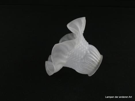 Jugendstil Lampenschirm gebraucht, Glas, satinierte Oberfläche, nach außen gezogener gekniffener Rand, gewellt, zylindrischer Teil mit senkrechten Nuppengirlanden und ovalen Erhebungen aufgelockert, Nostalgieglas D: 15cm, H: 10cm, Griffrand 6cm, liegend