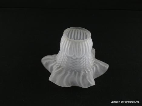 Jugendstil Lampenschirm gebraucht, Glas, satinierte Oberfläche, nach außen gezogener gekniffener Rand, gewellt, zylindrischer Teil mit senkrechten Nuppengirlanden und ovalen Erhebungen aufgelockert, Nostalgie Ersatzglas D: 15cm, H: 10cm, Griffrand 6cm