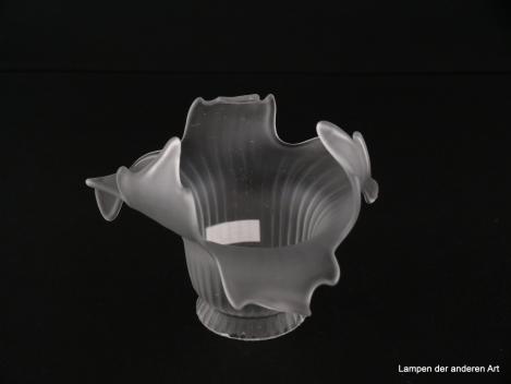 4-er Set Jugendstil Lampenschirm gebraucht, Glas grausatiniert, Oberfläche zum Rand hin sich abschwächend reliefiert, aufgezogener Rand, fast spitz gezackte im Wechsel nach innen bzw. außen gebogene Blütenblätter, Detail Fehlstück an nach innen gebogenen