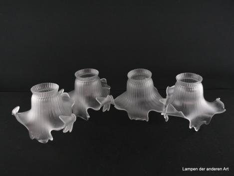 4-er Set Jugendstil Lampenschirm gebraucht, Glas grausatiniert, Oberfläche zum Rand hin sich abschwächend reliefiert, aufgezogener Rand, fast spitz gezackte im Wechsel nach innen bzw. außen gebogene Blütenblätter