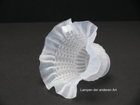 Preview: 2-er Set Jugendstil Lampenschirm gebraucht, Glas grau satiniert, starker formaler Bezug zu einer Blüte, reliefierte Oberfläche, leichter Blaustich am ausgezogenen Rand, Nostalgie Ersatzglas für alte Lampen, seitlich