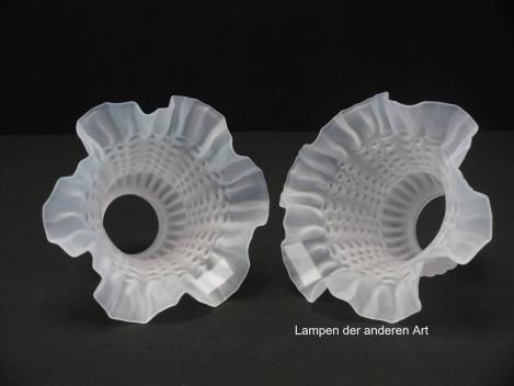 Preview: 2-er Set Jugendstil Lampenschirm gebraucht, Glas grau satiniert, starker formaler Bezug zu einer Blüte, reliefierte Oberfläche, leichter Blaustich am ausgezogenen Rand, Nostalgie Ersatzglas, Griffrand 6cm