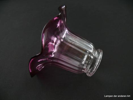 Jugendstil Lampenschirm gebraucht, Klarglas, reliefierter gerader Zylinder mit anschließendem gewellten Rand, rosa-violett, Farbintensität nimmt zum Rand hin zu, Nostalgie Ersatzschirm D: 15cm, H: 11cm, Glashalter Griffrand 6cm, liegend
