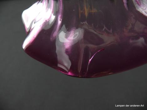 Jugendstil Lampenschirm gebraucht, Klarglas, reliefierter gerader Zylinder mit anschließendem gewellten Rand, rosa-violett, Farbintensität nimmt zum Rand hin zu, Nostalgie Ersatzschirm D: 15cm, H: 11cm, Glashalter Griffrand 6cm, kleiner Spannungsriss