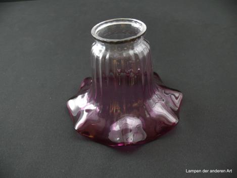 Jugendstil Lampenschirm gebraucht, Klarglas, reliefierter gerader Zylinder mit anschließendem gewellten Rand, rosa-violett, Farbintensität nimmt zum Rand hin zu, Nostalgie Ersatzschirm D: 15cm, H: 11cm, Glashalter Griffrand 6cm