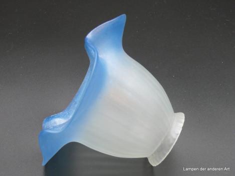 Jugendstil Lampenschirm gebraucht, satiniert grau mit blauem ausgestelltem Rand D: 15cm H: 11cm , Griff-Rand 6cm liegend