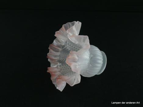 Jugendstil Lampenschirm gebraucht, Glas, stumpf satiniert, ausgestellter Rand stark gefaltet, leicht rosa, gewellt, zylindrischer Teil reliefiert, Griffrand 6cm, D: 15cm, H: 11cm, liegend