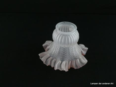 Jugendstil Lampenschirm gebraucht, Glas, stumpf satiniert, ausgestellter Rand stark gefaltet, leicht rosa, gewellt, zylindrischer Teil reliefiert, Griffrand 6cm, D: 15cm, H: 11cm