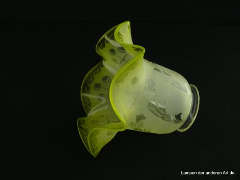 Jugendstil Lampenschirm gebraucht, Glas gelb-grün geätzt, stilisierte Stechpalmenblätter, Kugeln, Ersatzglas für alte Lampen, D: ca.15cm, H: ca.12cm, Glashalter Griffrand 6cm, liegend