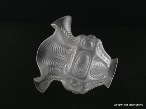 Jugendstil Lampenschirm gebraucht, Glas satiniert, abfallende Schulter mit reliefierten Blattmotiven dekoriert, anschließende Schiene im Wechsel mit kreisförmigen und ovalen Ausarbeitungen, untere Wandungszone erscheint wie in Falten gelegt