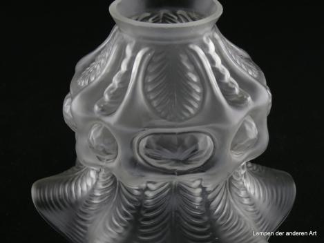 Jugendstil Lampenschirm gebraucht, Glas satiniert, abfallende Schulter mit reliefierten Blattmotiven dekoriert, mittig Schiene im Wechsel mit kreisförmigen und ovalen Ausarbeitungen, zum Rand weit aufgezogen und gewellt, Griffrand 6cm