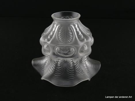 Jugendstil Lampenschirm gebraucht, Glas satiniert, abfallende Schulter mit reliefierten Blattmotiven dekoriert, anschließende Schiene im Wechsel mit kreisförmigen und ovalen Ausarbeitungen, zum Rand weit aufgezogen