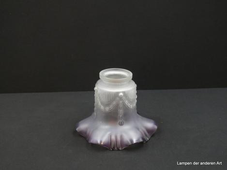 Jugendstil Lampenschirm gebraucht, Glas satiniert grau, obere Wandungszone zylindrisch, mit reliefierten Verzierungen, in Halbbogen gelegte Girlande, nach außen gezogener violetter gekniffener Rand, D: 15cm, H: 12cm , Griffrand 6cm