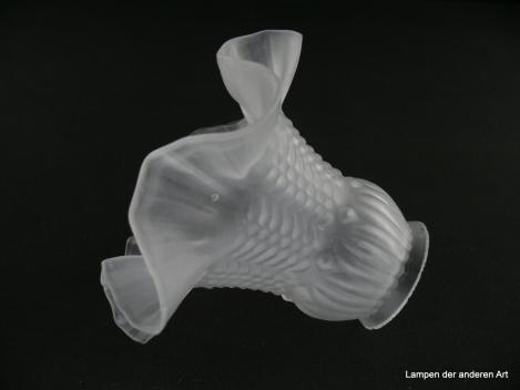 Jugendstil Lampenschirm gebraucht, Glas grau satiniert, reliefierte Wandung, künstlerische Interpretation eines Blütenkelchs, Nostalgie Ersatzglas für alte Lampen, D: ca.15cm, H: ca.13cm, Glashalterand Griffrand 6cm, seitlich