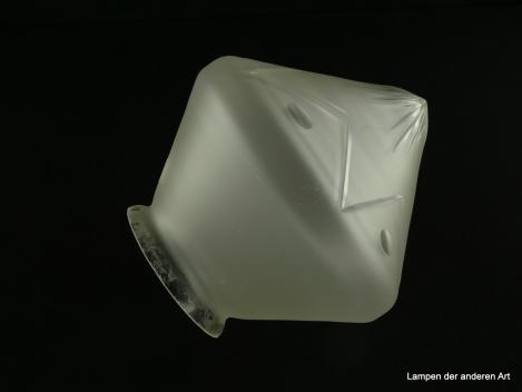 Art Deco Lampenschirm gebraucht, Glas grau satiniert, zusammengesetzte Konusform, teils geschliffene Wandung, Nostalgie Ersatzglas, D: ca.15cm, H: ca.14cm, Glashalter Griffrand 8cm, liegend